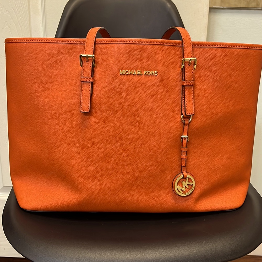 Michael Kors tote, perfect for office big enough to carry a laptop.🦋.